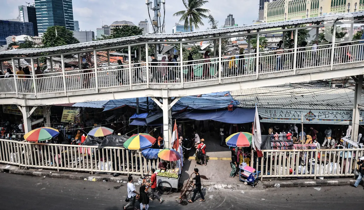 Suasana Skybridge Pasar Tanah Abang, Jakarta, Rabu (28/4/2021). Jumlah pengunjung dan aktivitas perdagangan kebutuhan pakaian Lebaran di jembatan multiguna ini mulai mengalami peningkatan memasuki 2 minggu menjelang Idul Fitri. (merdeka.com/Iqbal S. Nugroho)