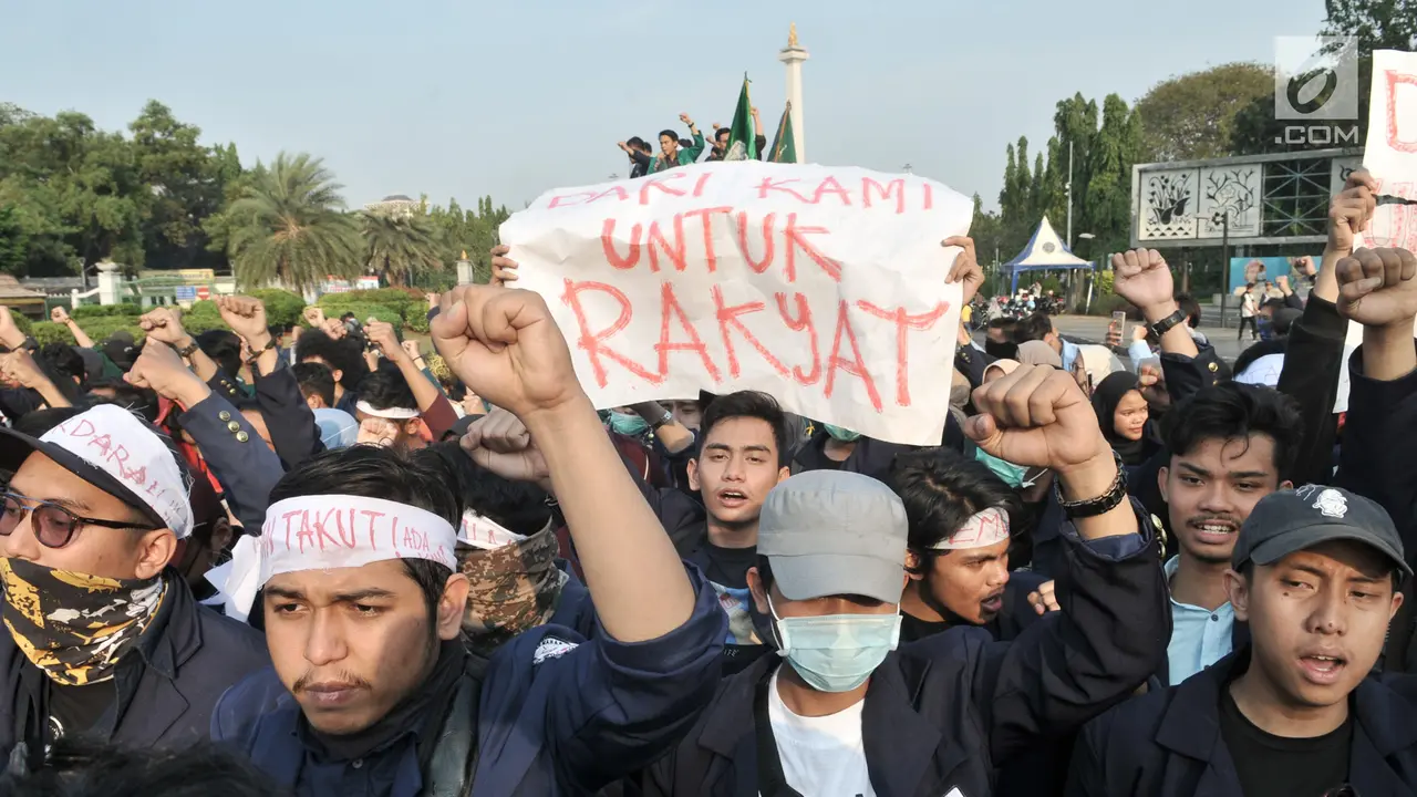 Protes Utang Negara, Mahasiswa Bakar Ban di Depan Istana