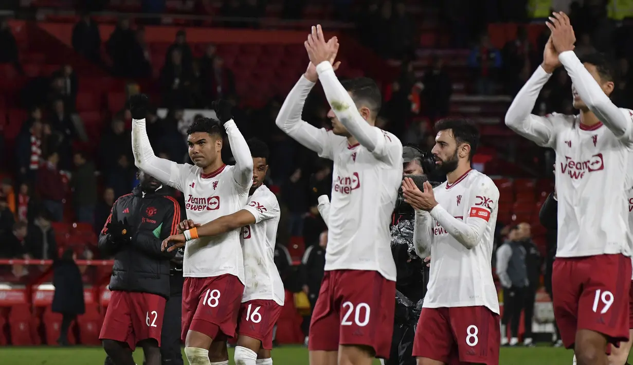 Pemain Manchester United, Casemiro merayakan kemenangan atas Nottingham Forest bersama rekan-rekannya pada laga putaran kelima Piala FA 2023/2024 di The City Ground, Nottingham, Inggris, Kamis (29/02/2024) WIB. (AP Photo/Rui Veieira)