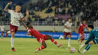 Pemain andalan Persis Solo, Moussa Sidibe, tak bisa mendampingi perjuangan rekan-rekannya pada sisa pertandingan putaran pertama BRI Liga 1 2024/2025. Dia harus absen empat pekan karena mengalami cedera. (Bola.com/Radifa Arsa).