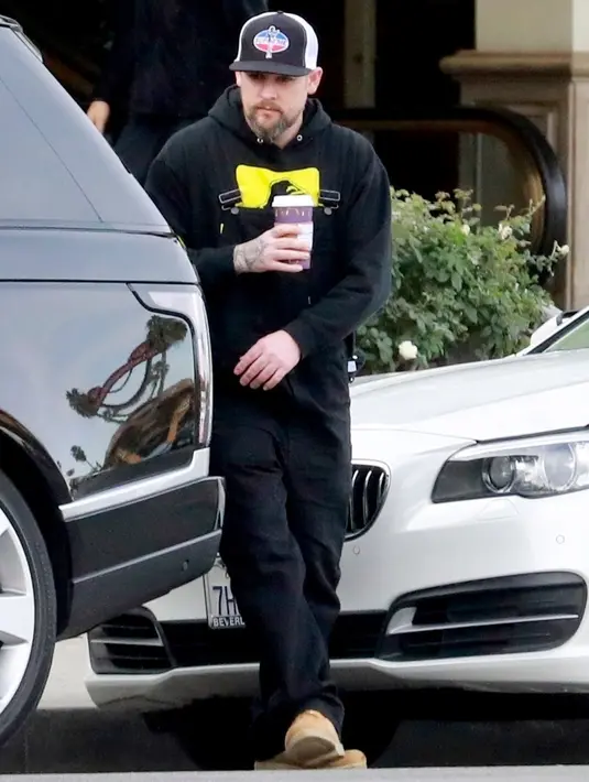 Dengan pakaian serba hitam, Joel Madden terlihat membeli kopi. (Terma,SL / BACKGRID)