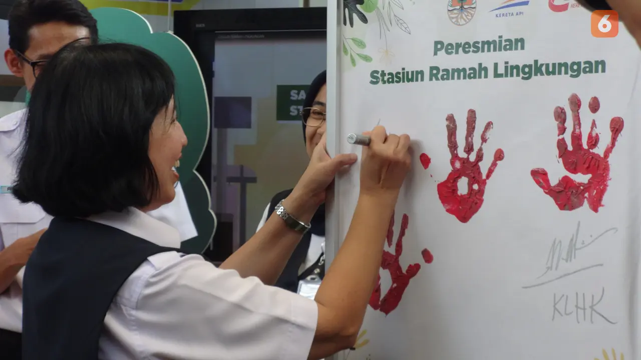 Direktur Utama PT Kereta Commuter Indonesia, Wiwik Widayanti menandatangani peresmian stasiun ramah lingkungan, di Jakarta, 17 Desember 2019. (Liputan6.com/Adhita Diansyavira)