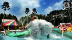 Pengunjung bermain air pada salah satu wahana di The Jungle Waterpark, Bogor, Jawa Barat, Sabtu (18/7/2020). Sejumlah tempat wisata di Kota Bogor mulai hari mulai dibuka kembali setelah selama 4 bulan ditutup dengan menerapkan protokol kesehatan bagi pengunjungnya. (merdeka.com/Arie Basuki)
