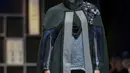 Model mengenakan busana rancangan desainer Tya Dwira Indah saat tampil dalam Muslim Fashion Festival 2018 di Jakarta, Jumat (20/4). Tya Dwira Indah menampilkan rancanganya dengan tema 'The Power of Hijra'. (Liputan6.com/Faizal Fanani)