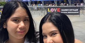 Annisa Pohan baru  saja membagikan momen menemani putrinya menyaksikan konser Harry Styles. Tidak hanya bersama putrinya, istri Agus Yudhoyono itu bersama teman-temannya. Berikut beberapa potret Annisa dan putrinya yang kerap disebut seperti kakak dan adik. [Instagram/annisayudhoyono]