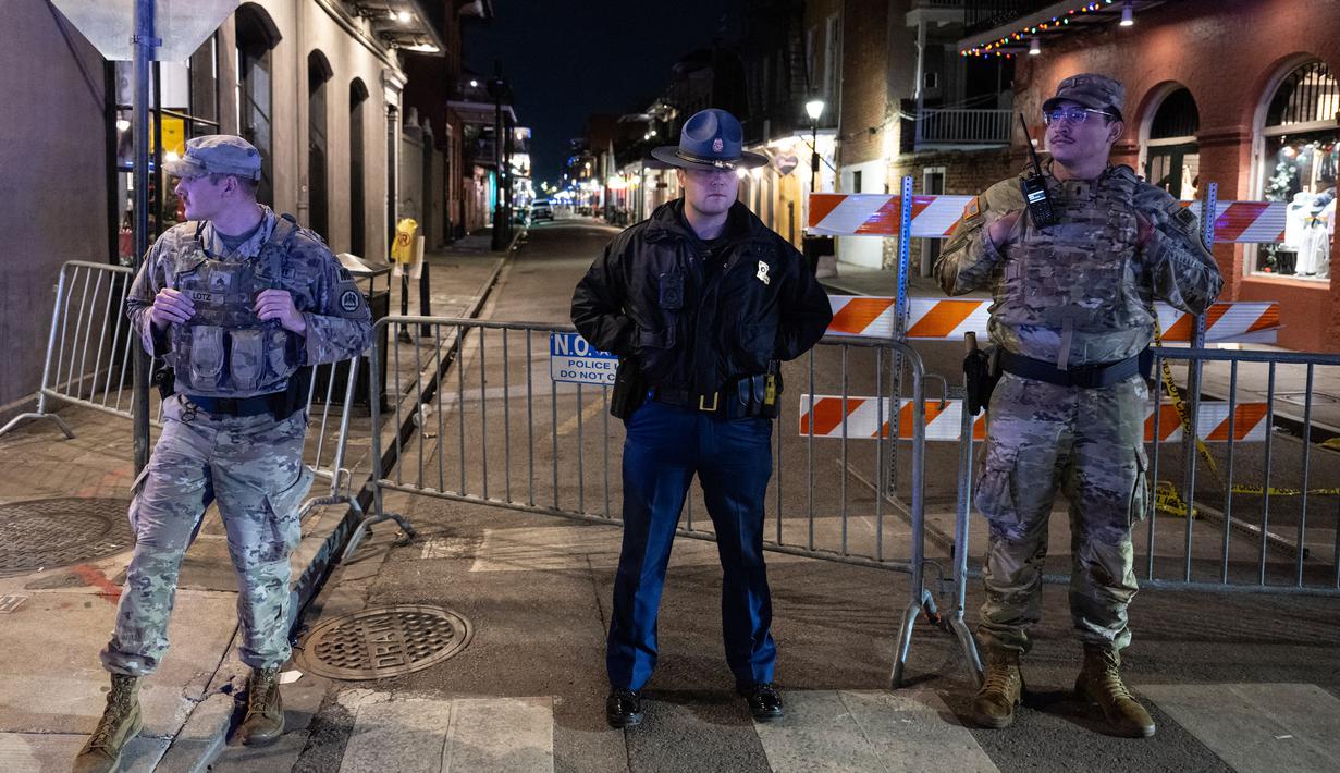 Otoritas setempat mengatakan, sedikitnya 15 orang tewas dan puluhan lainnya mengalami luka akibat insiden yang terjadi di persimpangan Bourbon dan Canal Streets di lingkungan French Quarter pada Rabu dini hari 1 Januari 2025. (ANDREW CABALLERO-REYNOLDS/AFP)