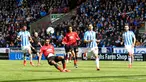 Penyerang Manchester United, Marcus Rashford terpeleset ketika berusaha melakukan tendangan ke gawang Huddersfield Town pada pekan ke-37 Liga Inggris di John Smith's Stadium, Minggu (5/5/2019). MU gagal ke Liga Champions musim depan setelah ditahan Huddersfield Town 1-1. (Anthony Devlin/PA via AP)