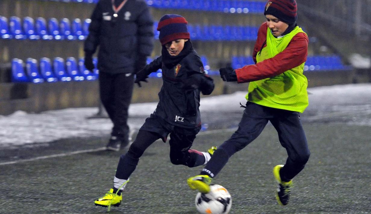 Rencananya bulan Mei mendatang, Jacek Czaplinski, akan memulai latihan bersama Real Madrid. Dirinya memiliki kesempatan mencoba rumput di Stadion Santiago Bernabeu. (EPA/Marcin Bielecki)