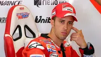Pebalap Ducati, Andrea Dovizioso, kecewa berat setelah terlibat crash dengan Andrea Iannone pada lap terakhir MotoGP Argentina, Senin (4/4/2016) dini hari WIB. (EPA/Tim Keeton)