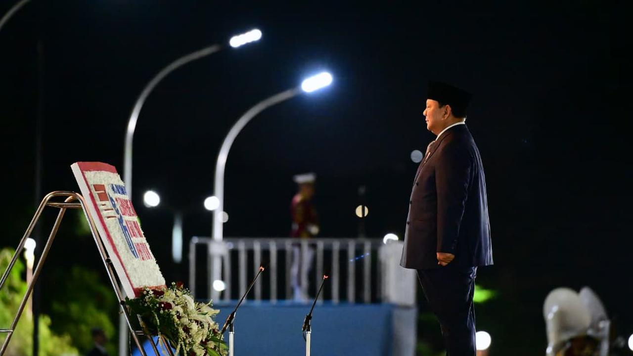 VIDEO: Malam Penuh Khidmat, Prabowo-Gibran Ziarah ke Taman Makam Pahlawan
