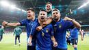 Timnas Italia berhasil mengunci satu tempat di final Euro 2020 usai menumbangkan Spanyol lewat drama adu penalti. Jorginho yang menjadi penendang terakhir sukses memastikan kemenangan setelah tendangannya gagal diadang Unai Simon. (Foto/AFP/Carl Recine/Pool)