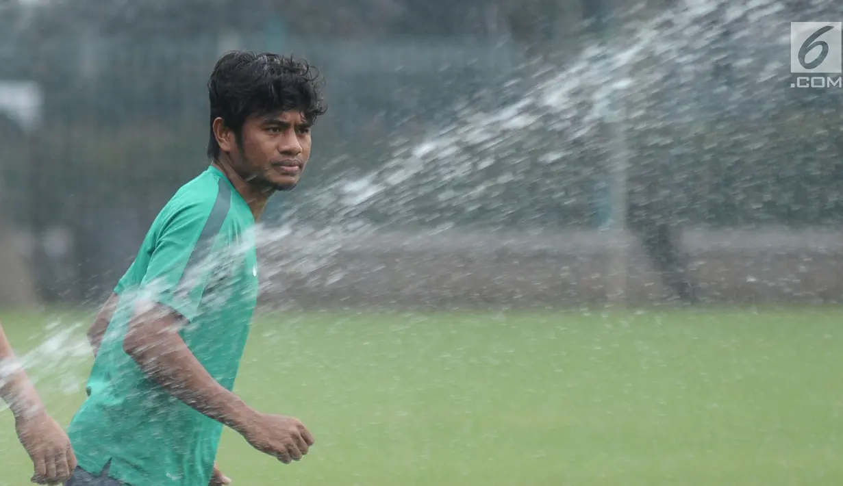 Pemain Timnas Indonesia U-23, Ilham Udin Armaiyn jelang mengikuti pemusatan latihan di Lapangan A Kompleks GBK, Jakarta, Senin (23/4). Latihan ini persiapan laga PSSI Anniversary Cup dan jelang Asian Games 2018. (Liputan6.com/Helmi Fithriansyah)