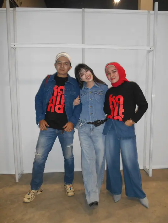 Sebelum tampil di atas panggung, Tiara Andini kenakan setelan denim. Padukan kemeja dan celana jeans kaki lebar (wide-leg) yang dilengkapi ikat pinggang hitam. [@tiaraandini]