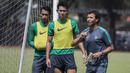 Pelatih Timnas Indonesia U-22, Luis Milla, memberikan instruksi saat latihan di Lapangan SPH Karawaci, Banten, Kamis (10/8/2017). Latihan dilakukan sebagai persiapan jelang SEA Games 2017 Malaysia. (Bola.com/Vitalis Yogi Trisna)