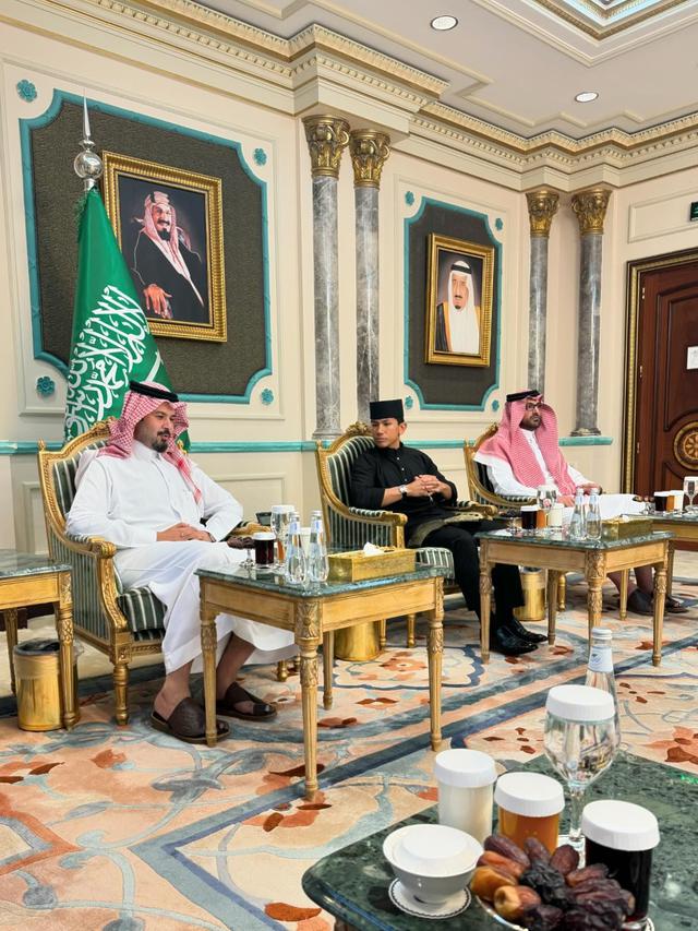 6 Potret Pangeran Mateen dan Anisha Rosnah Jalani Umrah Perdana