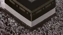 Jemaah haji berkumpul di kota suci Mekkah, Arab Saudi, untuk melaksanakan ibadah haji terbesar sejak pandemi virus corona yang membatasi akses ke salah satu dari lima rukun Islam tersebut. (AP Photo/Amr Nabil)