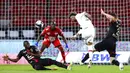 Pemain Paris Saint-Germain Neymar menendang bola saat melawan Rennes pada pertandingan Liga Satu Prancis di Stadion Roazhon Park, Rennes, Prancis, Minggu (9/5/2021). Laga berakhir imbang 1-1. (AP Photo/David Vincent)