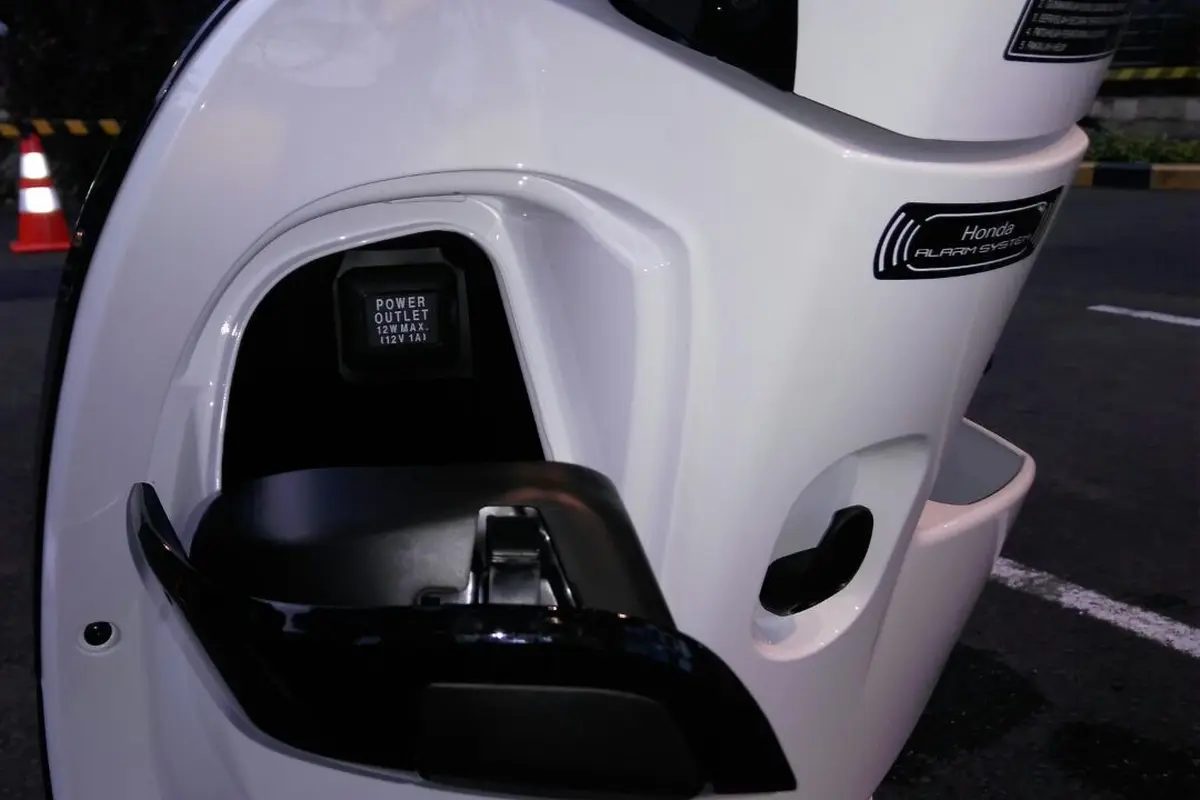 Charger Ponsel di Honda Scoopy