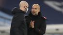 Pelatih Manchester City, Pep Guardiola, berbicara kepada ofisial wasit saat pertandingan melawan West Brom pada laga lanjutan Liga Inggris di Etihad Stadium, Rabu (16/12/2020). Pep Guardiola melakukan protes karena durasi injury time yang dianggap sedikit. (AFP/ Martin Rickett/pool)