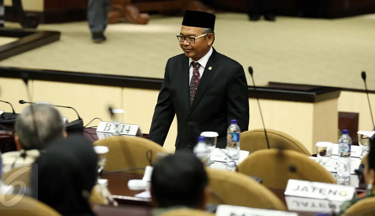 Ketua DPD RI terpilih Mohammad Saleh saat sidang paripurna DPD dalam rangka pelantikan dan pengambilan sumpah janji jabatan Ketua DPD baru pengganti Irman Gusman, di Gedung Nusantara V Kompleks Parlemen, Jakarta, Rabu (12/10). (Liputan6.com/Johan Tallo)
