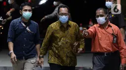 Hakim Pengadilan Negeri Surabaya, Itong Isnaeni Hidayat (tengah) saat tiba di gedung KPK, Jakarta, Kamis (20/1/2022). Tim penindakan KPK menangkap sejumlah orang dalam Operasi Tangkap Tangan (OTT) yang digelar di Kota Surabaya, Jawa Timur. (Liputan6.com/Helmi Fithriansyah)