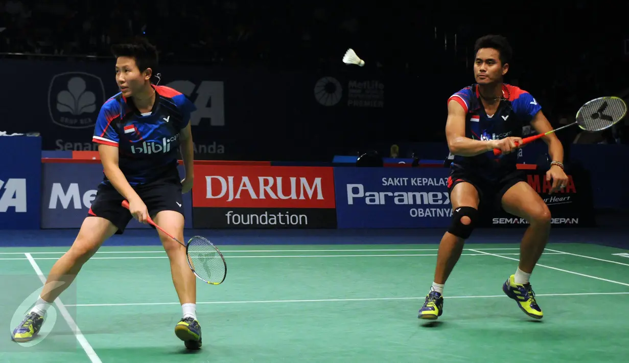 Pebulutangkis ganda campuran Indonesia, Tontowi Ahmad/Liliyana Natsir saat berlaga melawan Sawan Serasinghe/Setyana Mapasa (Australia) di BCA Indonesia Open 2016 di Istora Senayan, Jakarta, Selasa (31/5/2106). (Liputan6.com/Helmi Fithriansyah)