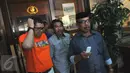 Keluarga Daeng Aziz ditemani pengacaranya, Razman Arif Nasution (kiri), berjalan keluar dari Polres Jakarta Utara, Sabtu (27/2). Mereka datang menjenguk pentolan lokalisasi prostitusi Kalijodo tersebut pasca resmi ditahan. (Liputan6.com/Faisal R Syam)