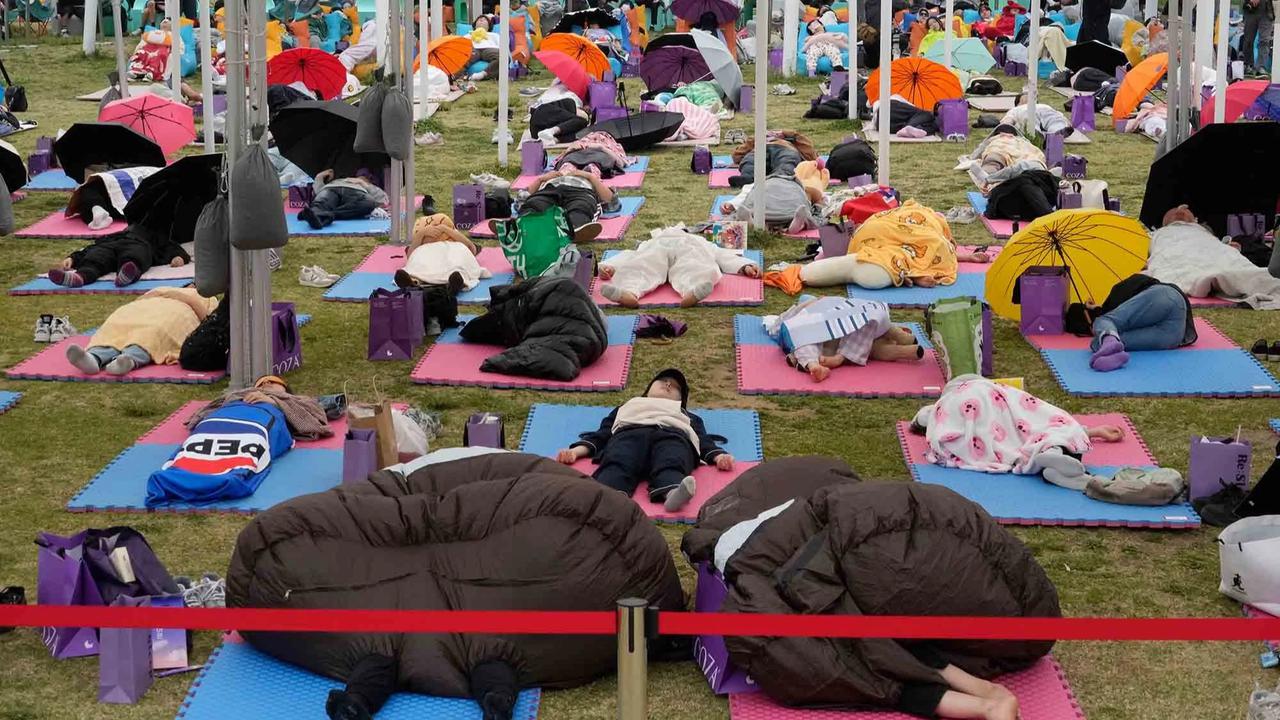 FOTO: Ratusan Warga Seoul Ikuti Kompetisi Tidur Siang di Tepi Sungai Han