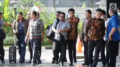 Ketua DPRD Kota Banjarmasin, Iwan Rusmali (kiri) bersama Dirut PDAM Bandarmasih, Muslih (tengah) saat tiba untuk pemeriksaan di Gedung KPK, Jakarta, Jumat (15/9). KPK menduga ada penyuapan terkait proses pembahasan perda. (Liputan6.com/Helmi Fithriansyah)