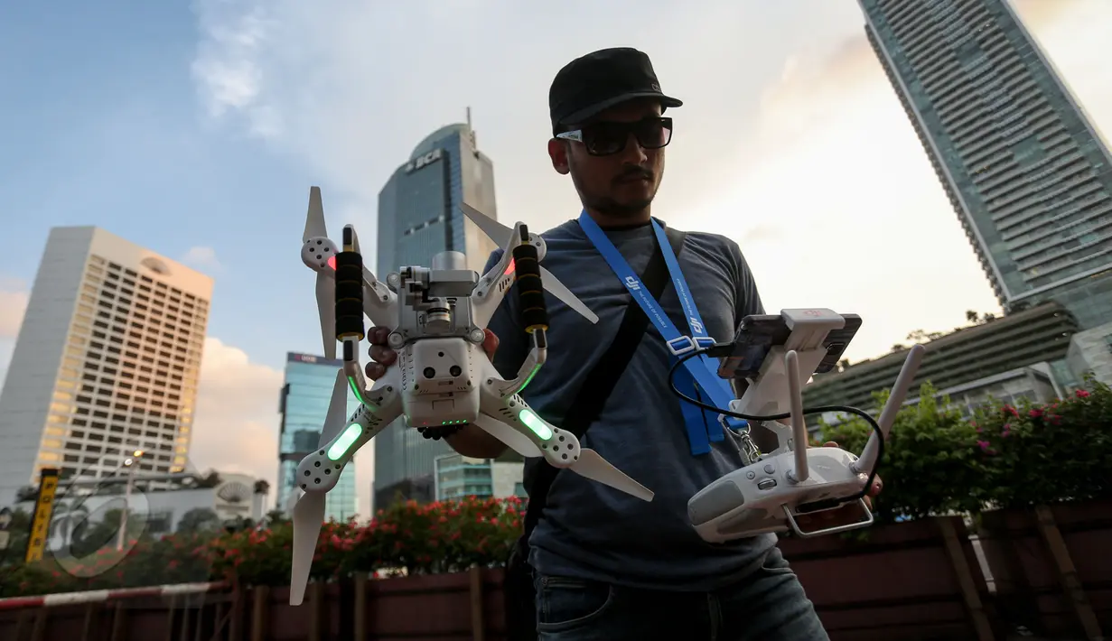 Seorang pilot drone saat mengecek kesiapan drone untuk diterbangkan di Bundaran HI, Jakarta, Kamis(28/5/2015). Inggris, Amerika Serikat, Eropa dan  beberapa negara lainnya merupakan negara melarang penggunaan drone. (Liputan6.com/Faizal Fanani)