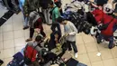 <p>Sejumlah pembeli memilih pakaian di Pasar Cipulir, Jakarta Selatan, Rabu (27/4/2022). Peningkatan pembelian pakaian di Pasar Cipulir terjadi karena banyak pedagang maupun warga yang berbelanja lebih awal untuk mengantisipasi keramaian mendekati Idul Fitri. (Liputan6.com/Johan Tallo)</p>