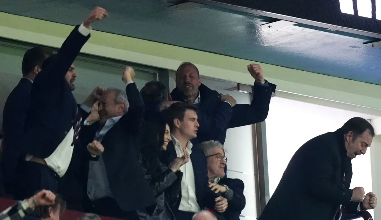 Dalam pertandingan tersebut, turut hadir pangeran Inggris, William yang menonton langsung dari tribune stadion Villa Park. (AP Photo/Dave Shopland)