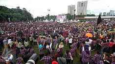 Para pendukung Ahok - Djarot berjoget saat menghadiri konser gue 2 di Jakarta, Sabtu (4/2). Sejumlah musisi papan atas Indonesia mendukung pasangan calon nomer 2 Ahok - Djarot pada Pilkada DKI Jakarta. (Liputan6.com/Johan Tallo)