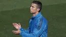Striker Real Madrid, Cristiano Ronaldo, memberikan aplaus kepada rekannya saat sesi latihan jelang laga Liga Champions di Madrid, Selasa (12/9/2017). Real Madrid akan berhadapan dengan  Apoel FC. (AP/Paul White)