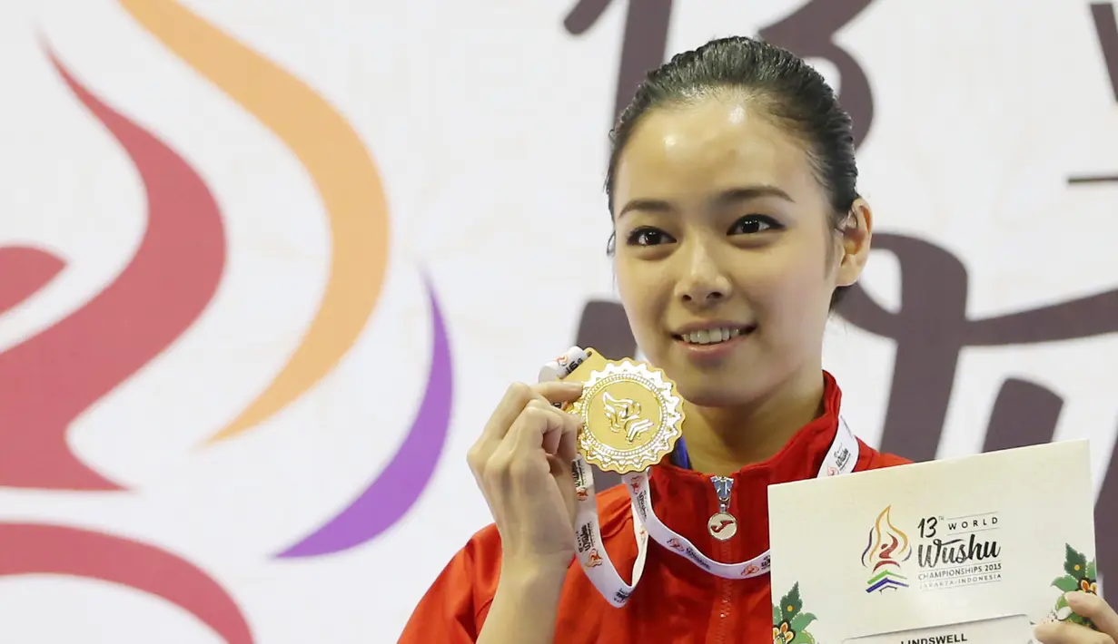 Atlet Wushu Indonesia, Lindswell Kwok saat menerima medali emas ke-2 untuk Indonesia, pada Kejuaraan Dunia Wushu 2015 di Istora Senayan, Jakarta, Minggu(15/11/2015). (Bola.com/Nicklas Hanoatubun)