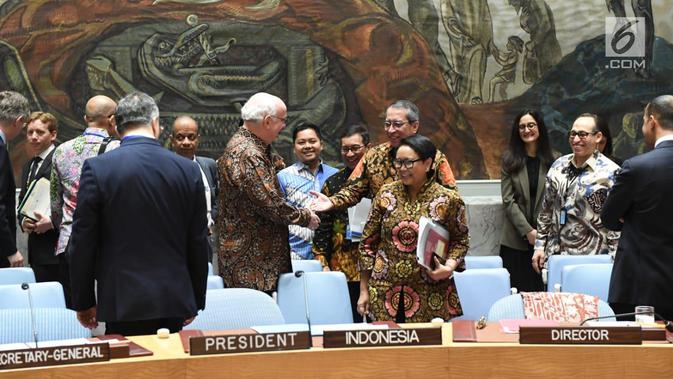 Menteri Luar Negeri RI Retno Marsudi (tengah) dan sejumlah delegasi anggota Dewan Keamanan PBB mengenakan batik saat sidang Dewan Keamanan PBB di New York, Amerika Serikat, Selasa (7/5/ 2019). (Liputan6.com/Pool/Kemenlu)