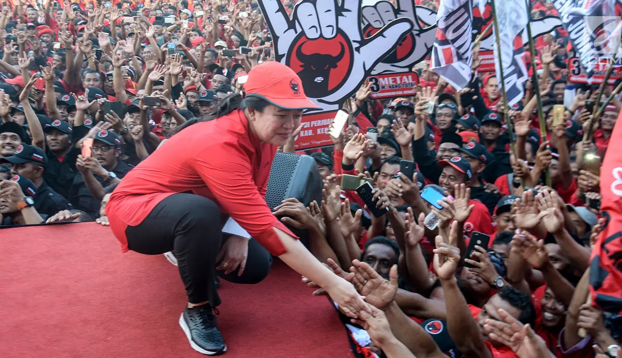 Ketua DPP PDIP bidang Politik Hukum dan Keamanan (non aktif) Puan Maharani menyapa kader pada Apel Siaga PDI Perjuangan Setia Megawati, Setia NKRI di Stadion Manahan, Solo, Jawa Tengah, Jumat (11/5). (Liputan6.com/HO/Ivan)