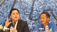Presiden Inter Milan, Erick Thohir (kiri), dan pelatih Persib Bandung, Djajang Nurdjaman (kanan) memberikan pejelasan mengenai kerja sama antara Inter dan Persib Bandung di Hotel Fairmont, Jakarta, Rabu (13/1/2016). (Bola.com/Nicklas Hanoatubun)