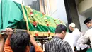 Keranda jenazah Mpok Nori saat akan dibawa ke masjid terdekat untuk disalatkan, Jakarta, Jumat (3/4/2015). Rencananya almarhumah Mpok Nori akan dimakamkan di TPU Pondok Rangon. (Liputan6.com/Helmi Afandi)