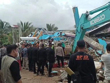 Proses evakuasi korban yang tertimbun dalam reruntuhan RS Mitra Manakarra Mamuju. Rumah Sakit swasta yang memiliki lima lantai itu rata dengan tanah setalah Gempa Bumi Magbitudo 6,2 mengguncang.  (Liputan6.com/Abdul Rajab Umar)