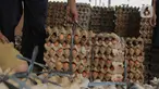 Pekerja memindahkan telur ayam dalam kemasan untuk dikirim menuju pasar di kawasan Karang Tengah, Kota Tangerang, Banten, Selasa (5/12/2023). (Liputan6.com/Angga Yuniar)