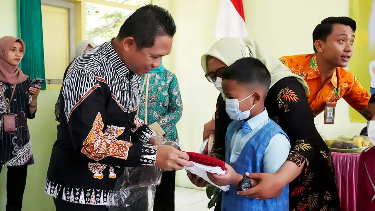Bupati Lumajang Thoriqul Haq (Kanan) serahkan segeram baru gratis kepada siswa di Lumajang (Istimewa)