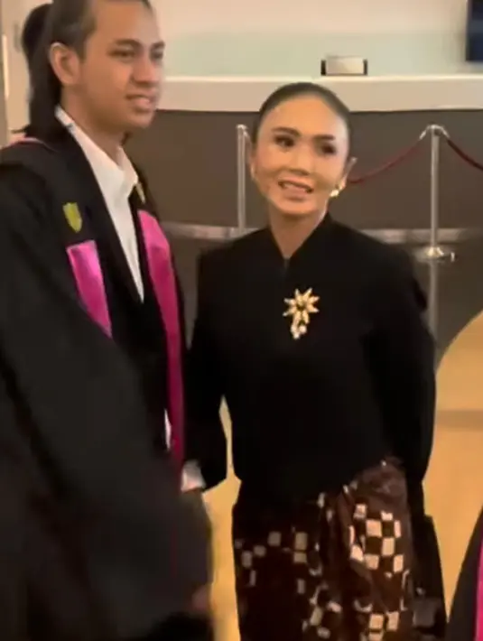 Penampilan Yuni Shara saat mengenakan kebaya janggan ini membuat auranya begitu terpancar bak wanita keraton. Setuju nggak? [@yunishara36]