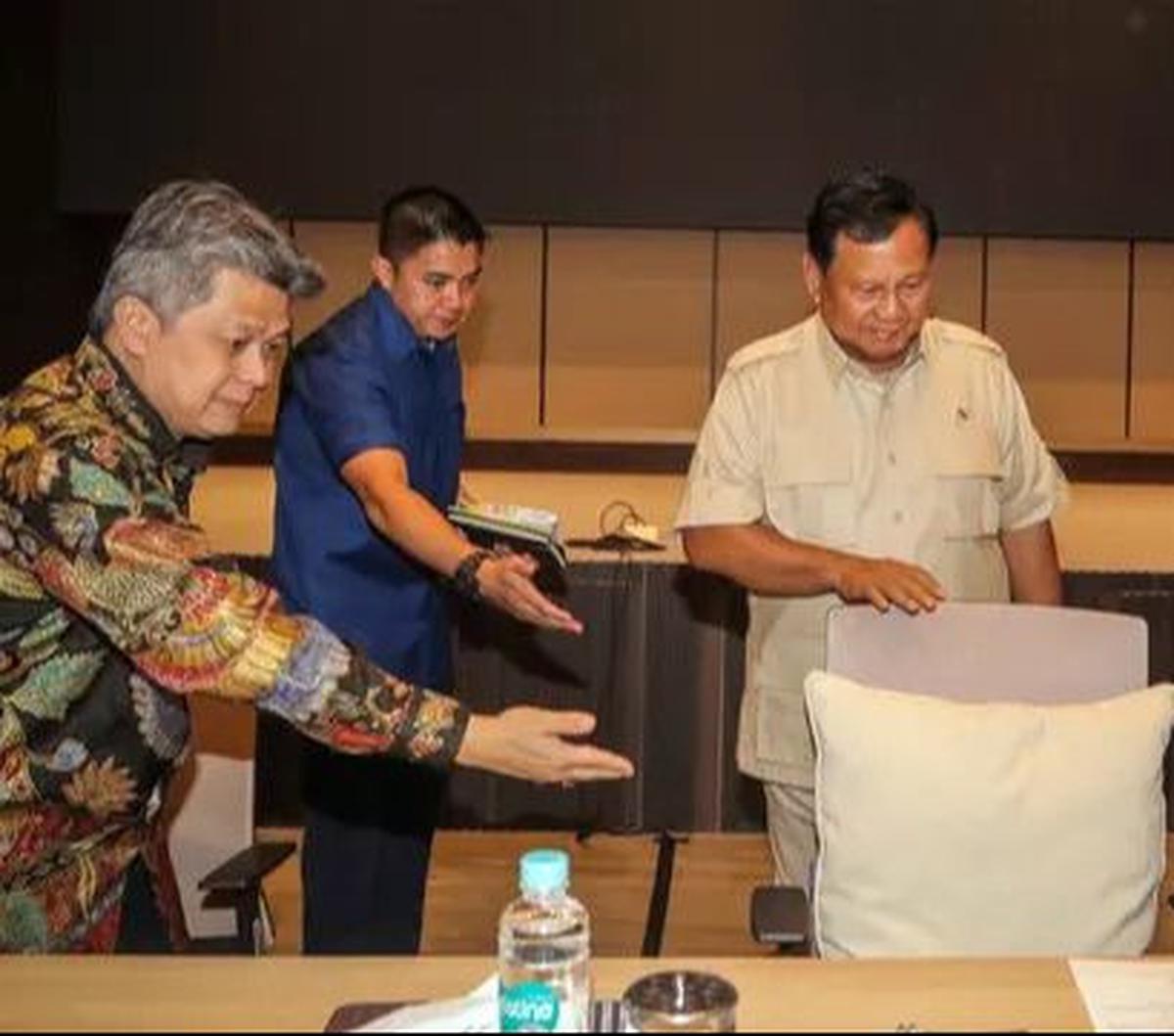 Calon presiden nomor urut 2, Prabowo Subianto menemui&nbsp;pengurus Konferensi Waligereja Indonesia (KWI) untuk berdiskusi terkait Pemilu 2024 di Gedung KWI, Menteng, Jakarta Pusat, Jumat (26/1/2024). Foto: Liputan6.com/Angga Yuniar
