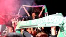 Pendukung Persebaya mengangkat syal saat bernyanyi di GOR Padjajaran, Bandung, Sabtu (7/1). Ribuan suporter Persebaya berkumpul di GOR Padjajaran menunggu keputusan kongres PSSI terkait nasib klub kesayangan mereka. (Liputan6.com/Helmi Fithriansyah)