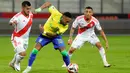 Peru merespons tekanan yang diberikan Brasil. Satu peluang didapat Paolo Guerrero yang belum berujung gol. Skor 0-0 bertahan hingga babak pertama usai. (AP Photo/Martin Mejia)
