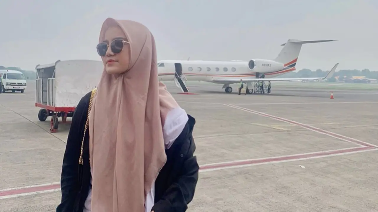 Gaya Wirda Mansur Pakai Kacamata Hitam, Penampilannya Makin Kece
