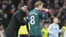 Pelatih Arsenal, Mikel Arteta, memberikan arahan kepada Martin Odegaard saat melawan Fulham pada laga pekan ke-20 Liga Inggris 2023/2024 di Craven Cottage, Minggu (31/12/2023). (AP Photo/Alastair Grant)