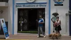 Turis berfoto di depan Gereja Maradona di San Andres Cholula, negara bagian Puebla, Meksiko, Minggu (18/7/2021). Gereja Maradona di Meksiko didedikasikan untuk mendiang legenda sepak bola asal Argentina Diego Armando Maradona. (AP Photo/Marco Ugarte)
