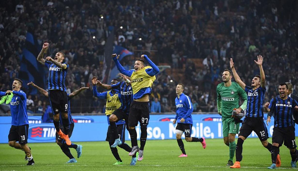 Para pemain Internazionale merayakan kemenangan atas AC Milan pada laga Serie A di Stadion San Siro, Itali, Minggu (13/9/2015). Internazionale berhasil menang 1-0. (AFP Photo/Oliver Morin)